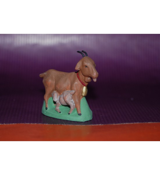 La chèvre marron et chevreau