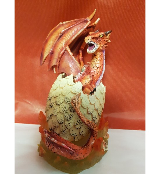 Dragon Rouge dans son Oeuf