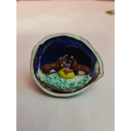 Mini Crèche dans une Noix